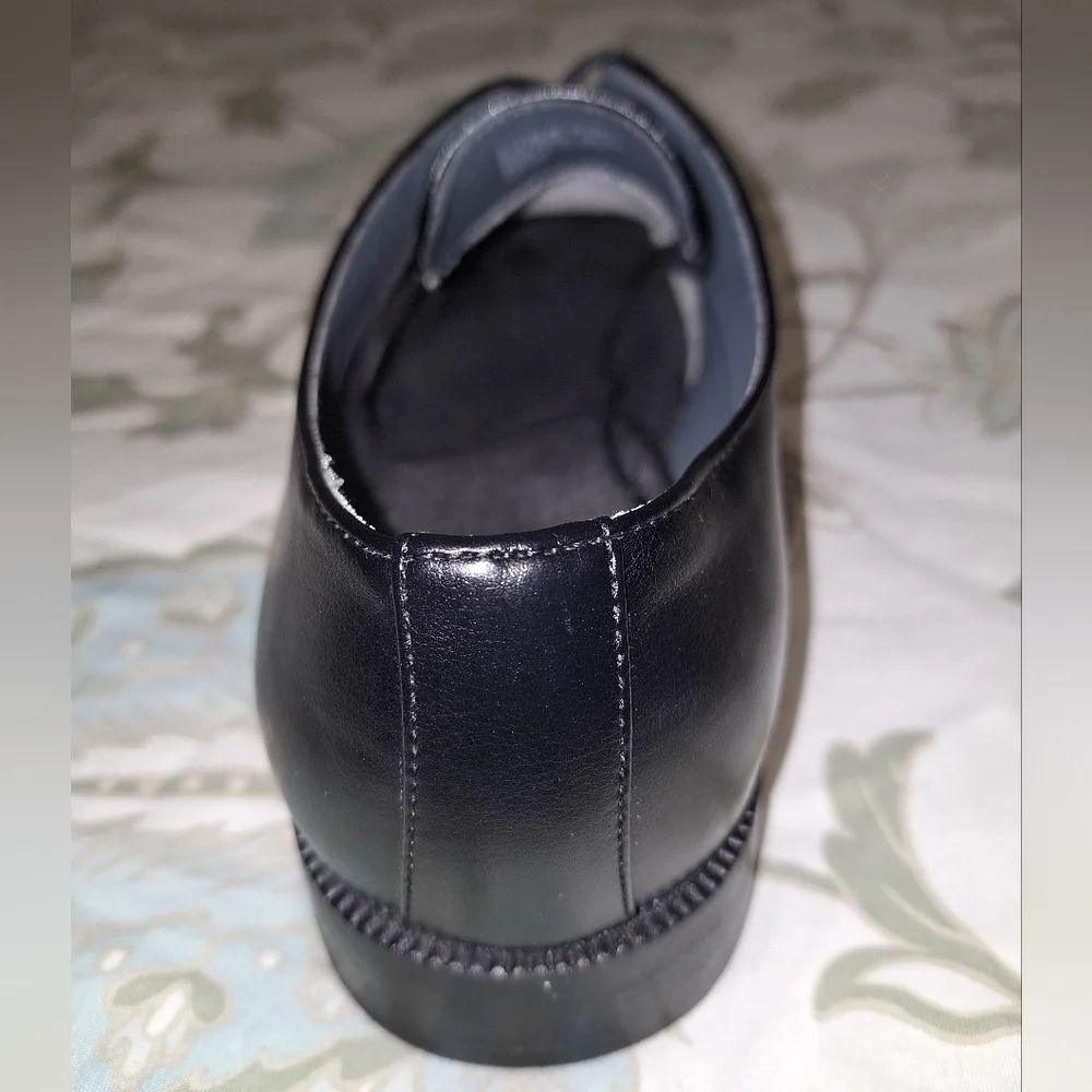 A pair of J. Ferrar Derby men's loafers in a size 9.5W. Pre-loved in great shape